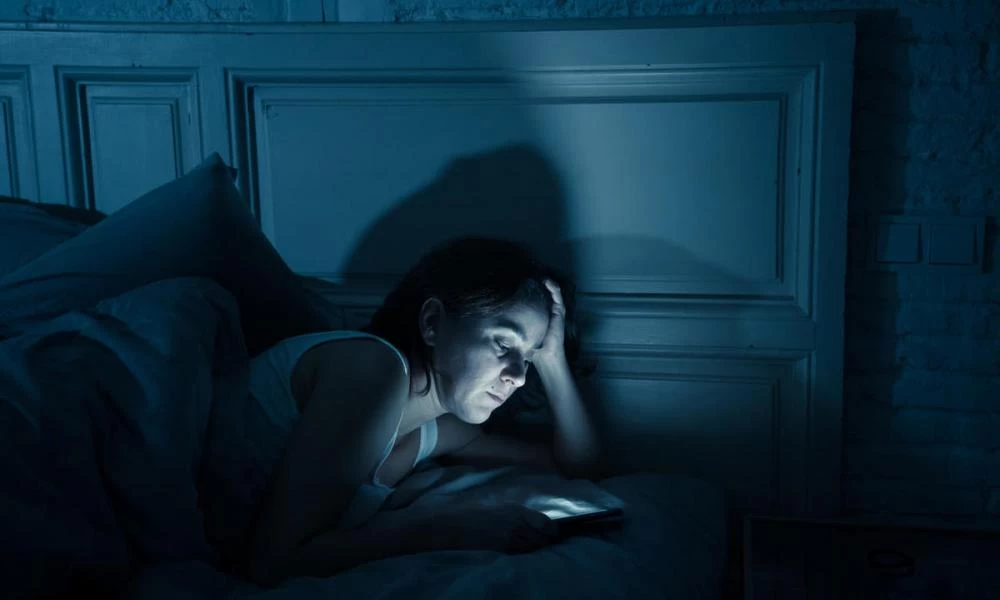 Αϋπνία και καραντίνα: Πώς επιδρούν οθόνη, διατροφή και ακινησία